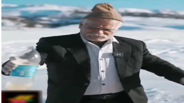 عمو حسن سوسیس تخم مرغ می پزد